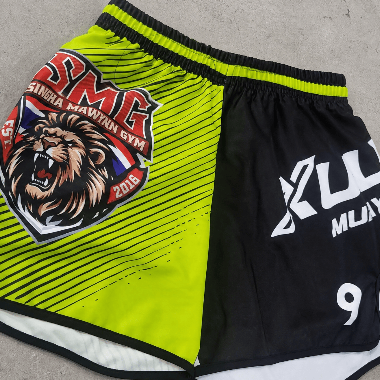 เสื้อและกางเกงพิมพ์โลโก้ - Singha Mawinn Gym